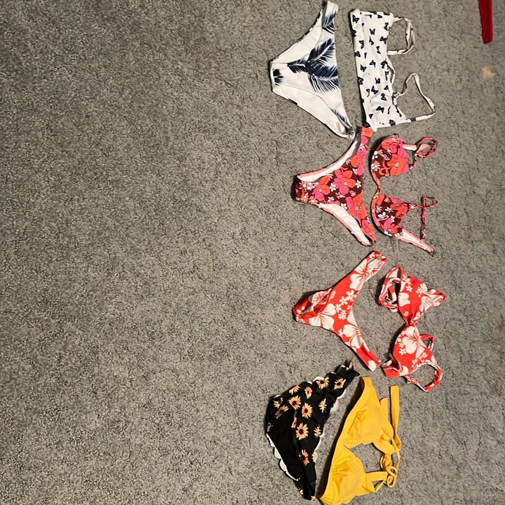 4 Bikini Sets - Never Worn - Size Medium